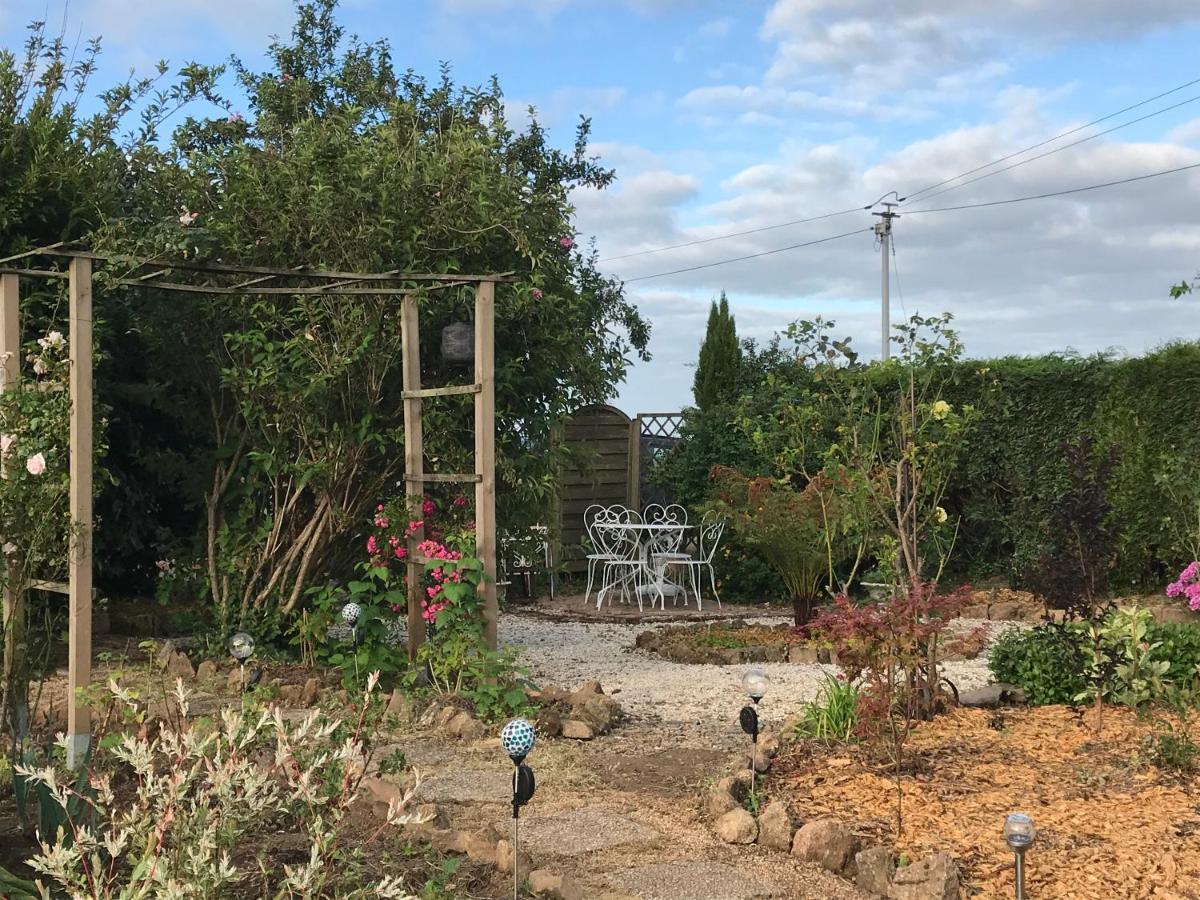 Le Jardin Des Fees Bed & Breakfast Savigny-le-Vieux Exterior photo