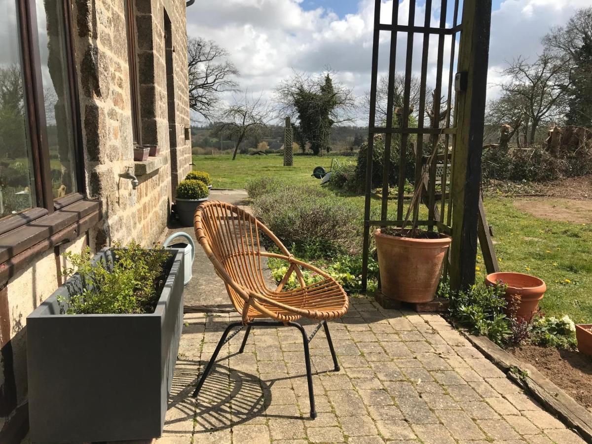Le Jardin Des Fees Bed & Breakfast Savigny-le-Vieux Exterior photo