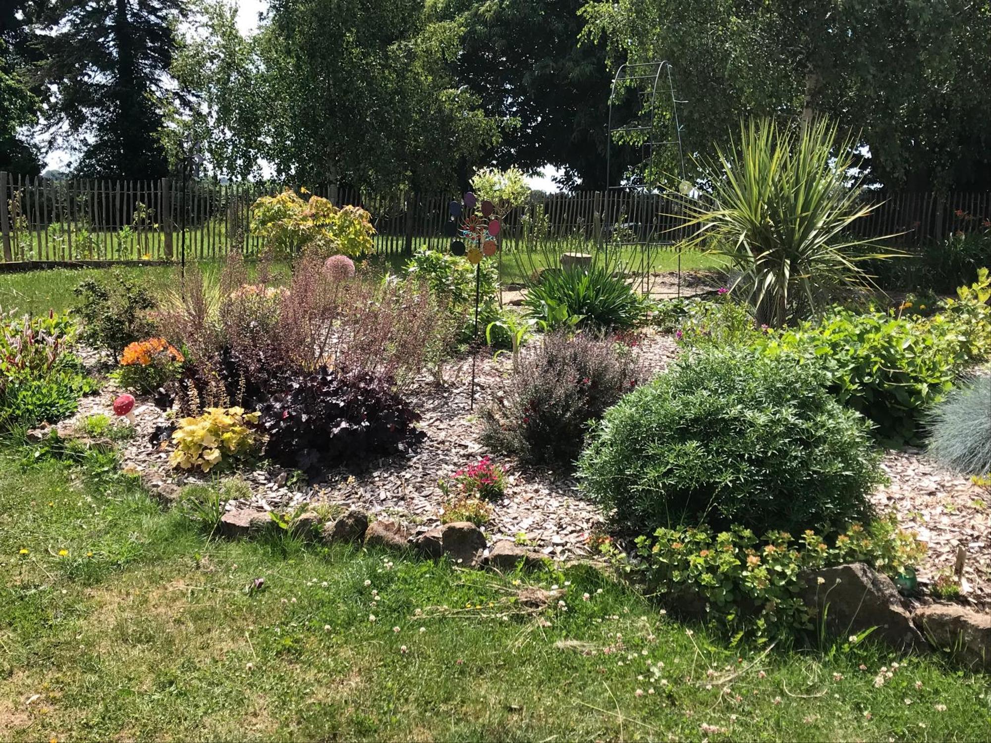 Le Jardin Des Fees Bed & Breakfast Savigny-le-Vieux Exterior photo